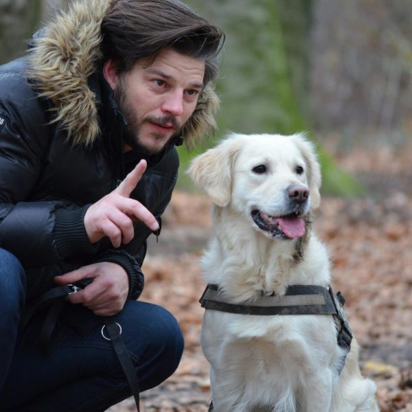 Chien à la laisser de son maître après son toilettage sur Lyon Chien à la laisser de son maître après son toilettage sur Lyon